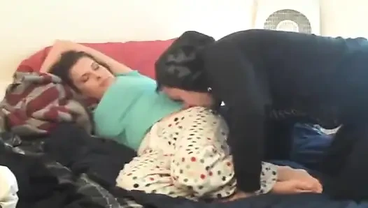 Esmer orta yaşlı seksi kadın kovboy kız pozunda sevgilisinin yarağına binmeden önce amını yalatıyor