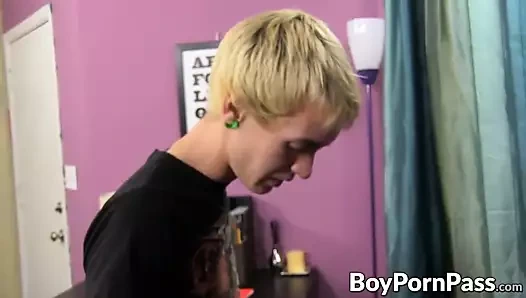 Chris jett iki sürprizle geldi ve daniel onları istiyor