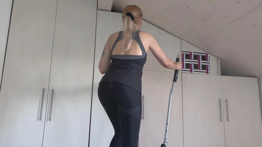 Seksi kayınvalide Elizabeth, kızı işteyken damadıyla banyoda sevişiyor ve amına boşalıyor