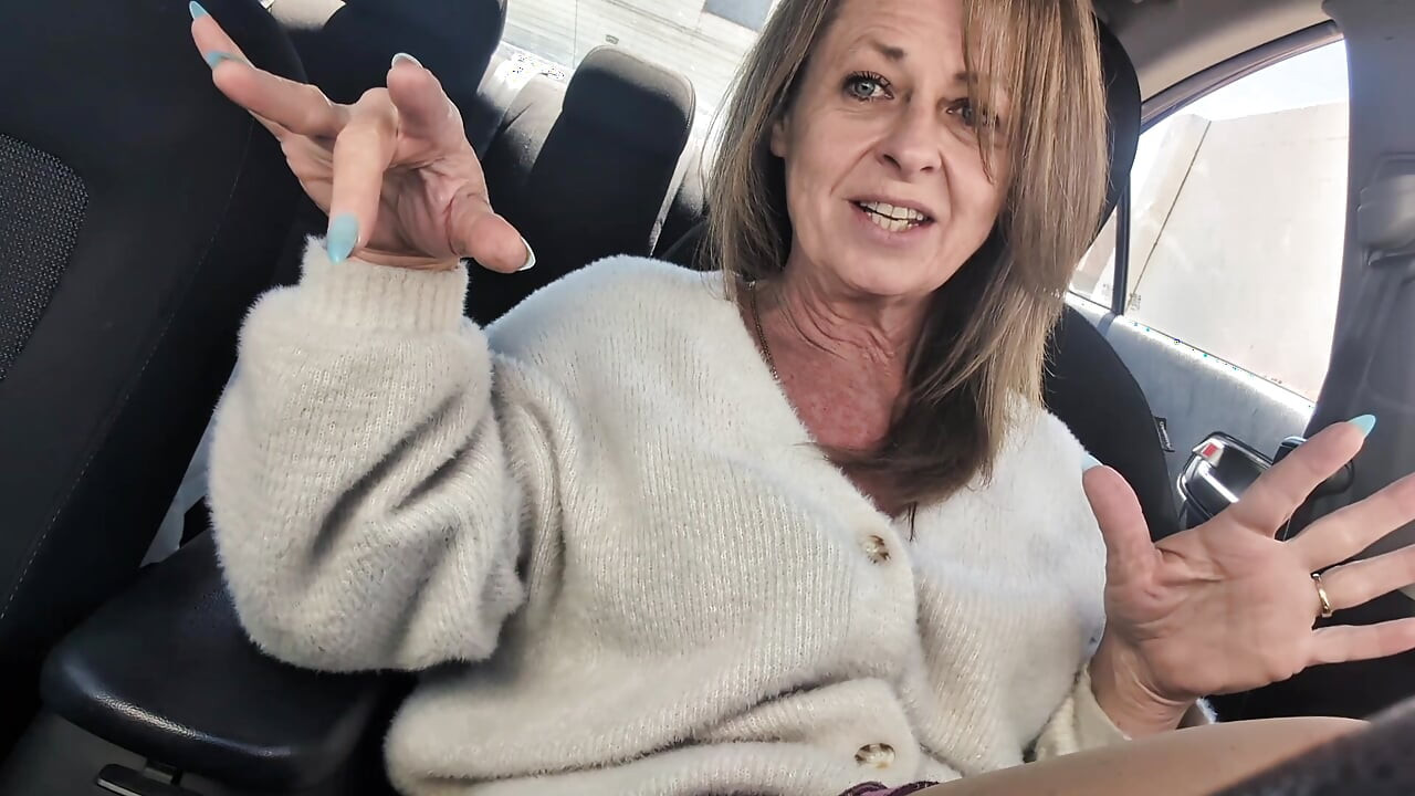 Küçük Linda kasıksız külotlu çorap giyerek araba randevususu için hazırlanıyor