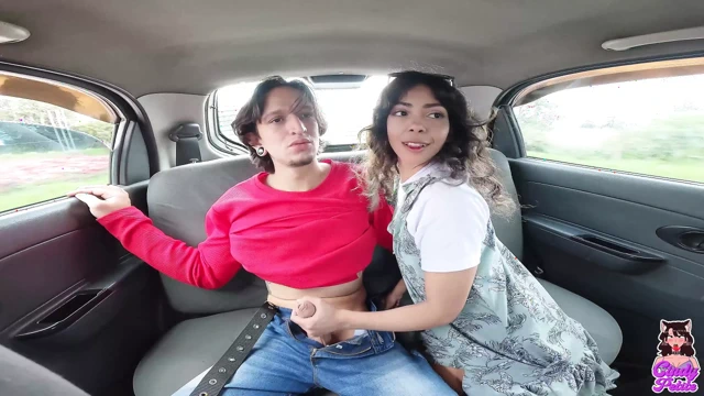 İlk kez arabada sikişiyorum, neredeyse polis tarafından yakalanıyordum