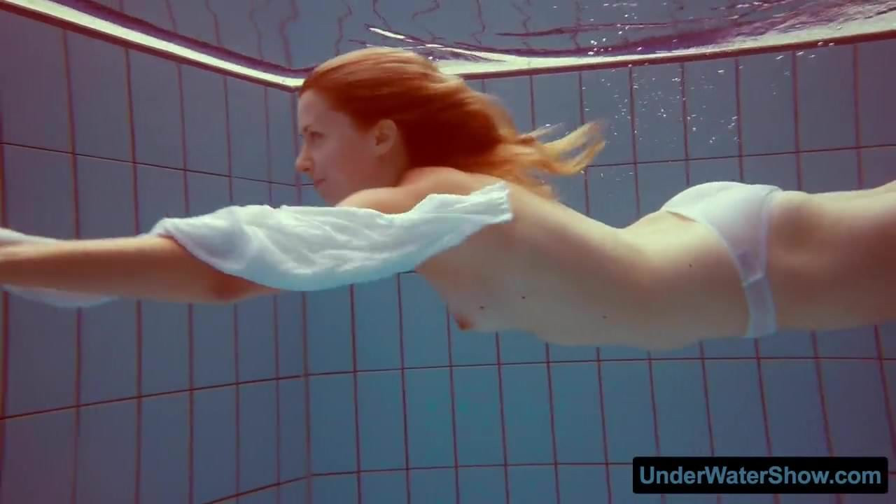 Beyaz elbiseli ve seksi bikinili kızıl saçlı