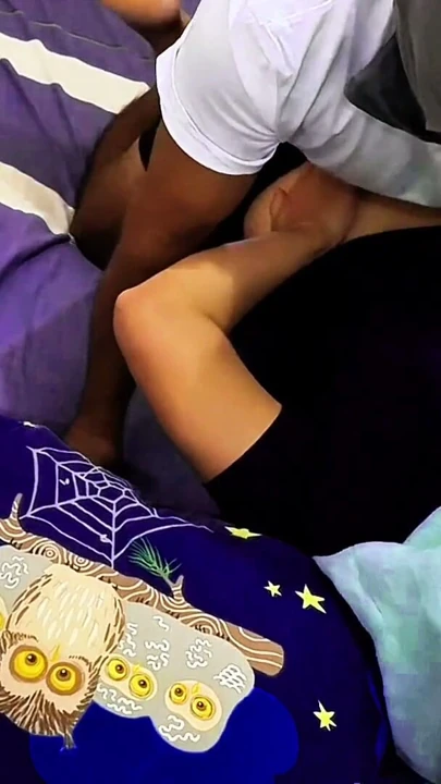 Mini etekli seksi kızla kebaya giymişken masaj yaparken şehvetli iç çamaşırı masajı | Bölüm 3