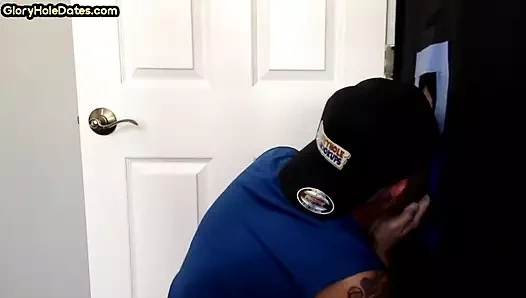 Amatör videoda yarak eleyen delikten çıkan dilf erkek arkadaşının yarağını emiyor