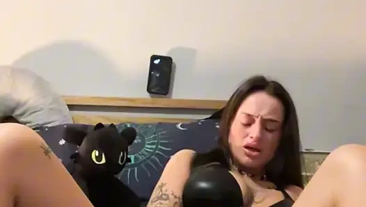 Dövmeli büyük götlü emo uyluk açık oyuncak derin inliyor