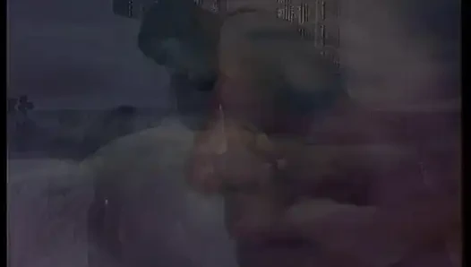 Büyük göğüslü sürtük delikanlının yarağına biniyor ve sonra içeride dölleniyor