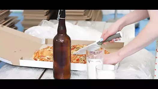 Minyon sarışın daha güzel yüzüne cesaret püskürtüyor