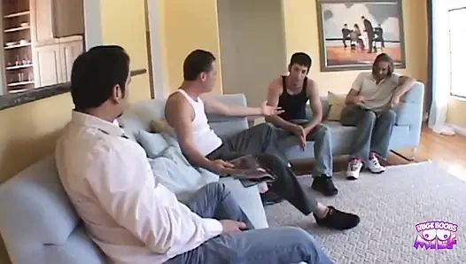 Birçok adam bu kızın siklerini emdirebilmeleri için gelmesini bekliyordu