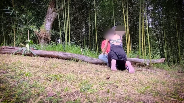 Parkta yeni tanıştığı bir adama oral seks yapıyor ve adam ağzına boşalıyor.