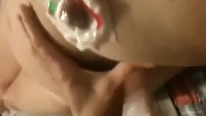 Benim kız yaramaz memelerini ovuyor