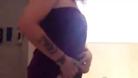 Lisa banyo küvetine asılıyor