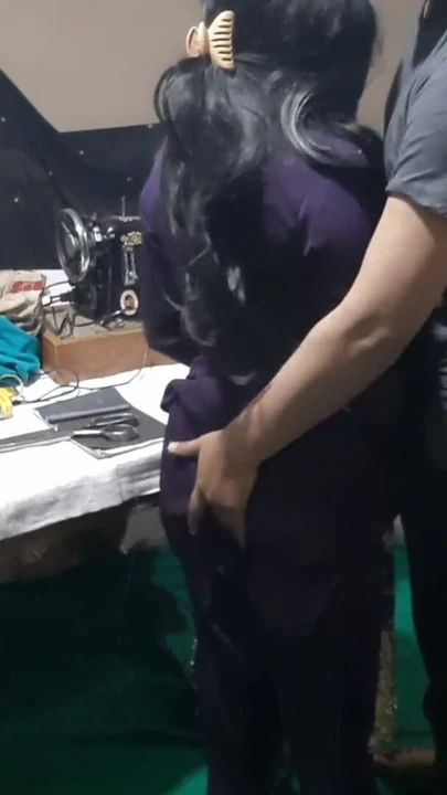 Terzi ne yenge ka naap lete lete yenge ko hi chod dala, desi ev hanımı terzi tarafından net Hintçe ses ile sikiliyor | Klip 1