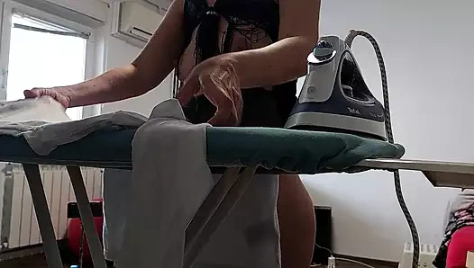 Amatör kadın ev işlerini çıplak yapıyor. Esmer kıllı amcık, büyük memeler, büyük göt.