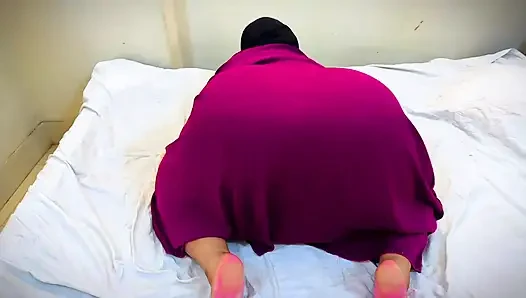 Arabisch Hijab-meisje stopt speeltje in mollig groot kontgaatje, plezier