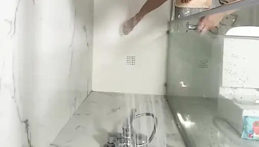 Annemi duşta çıplak yakalıyorum