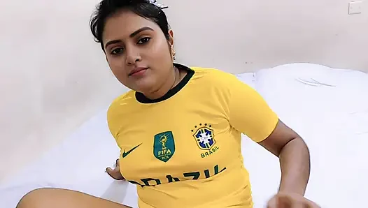 Üvey erkek kardeş bir futbol maçına bahis oynarken güzel üvey kız kardeşini sikiyor. (tam bangla ses)