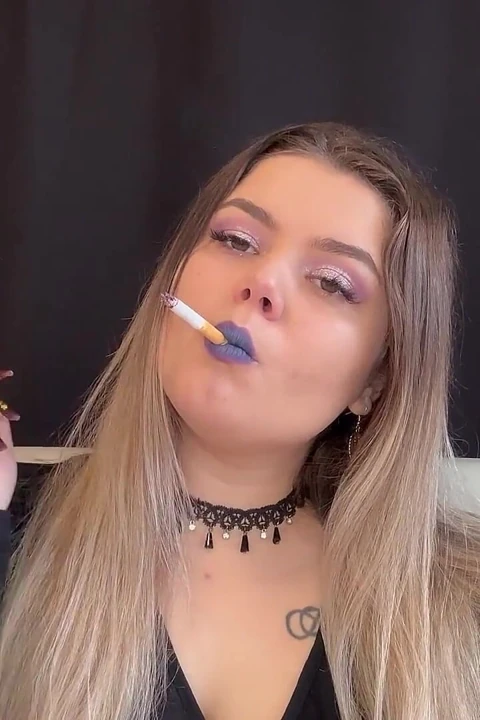 Dumanıma tap: iri güzel kadın tanrıça döl yalıyor ve vape