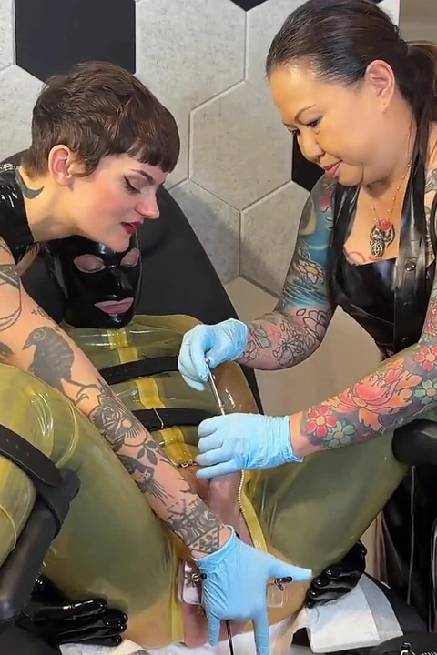 Пытка яиц и члена, давка яиц и двойное введение силикона с мадам Ли Иином и нашим резиновым gimp