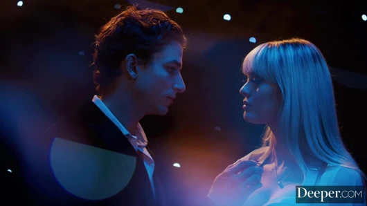 Derin. Güzel sarışın Amber Moore şehvetli tutkulu sekste yoğun orgazm oluyor