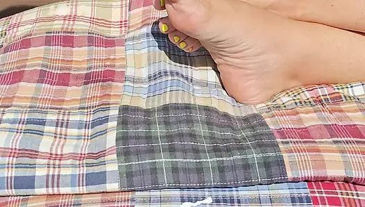 Ayakla oynarken ayak tabanlarımızın arasına kayacak güzel bir yarağa ihtiyacımız var