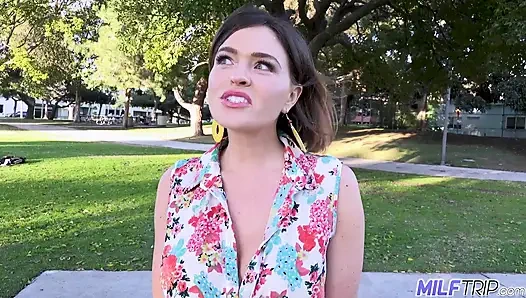 İri göğüslü olgun ve seksi kadın Krissy Lynn genç ve azgın kızı iyileştiriyor