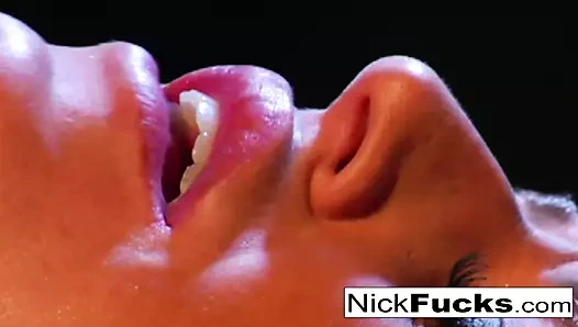 Nick sigara içen bir sürtüğü sikiyor