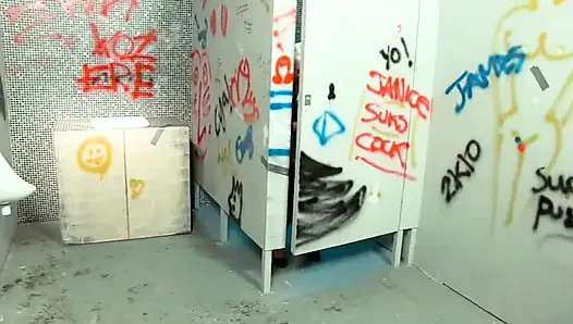 Kamu tuvaletinde kamera