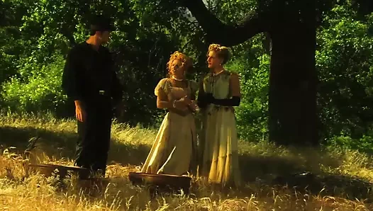 Dominika leoni ve lauren phoenix açık havada birbirlerinin ıslak amcıklarını parmaklıyor ve yalıyor