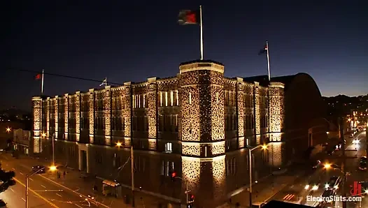 Bomba gibi orta yaşlı seksi kadın Simone daha fazla elektroseks için geri döndü!