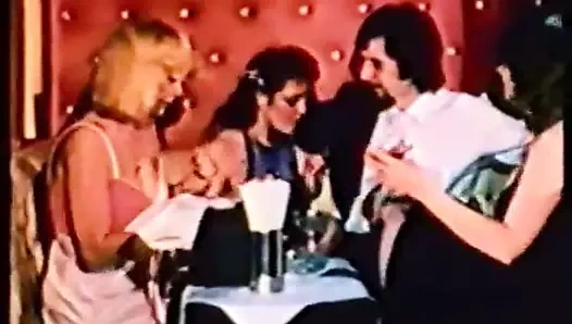 kızlar şehre gelir