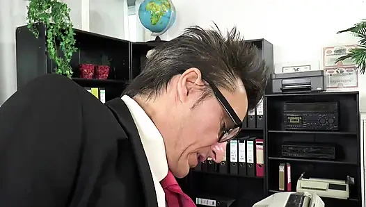 Büyük memeli çarpıcı orta yaşlı seksi kadın sekreter odasında götten sikiliyor