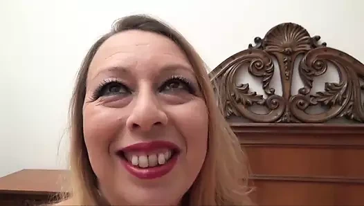 Bu sürtük için asla yeterli değil