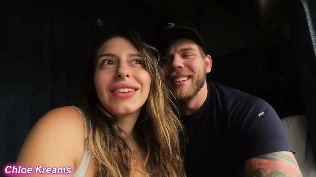 Trende kıllı amcığımda neredeyse büyük yarakla yakalanıyordum! Chloe Kreams, Steve Rickz