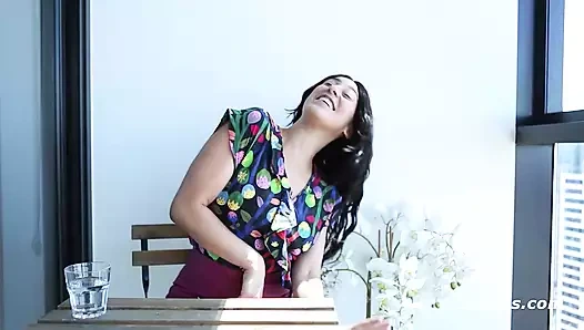 Ersties - koyu saçlı güzellik büyük bir dildoyla boşalıyor