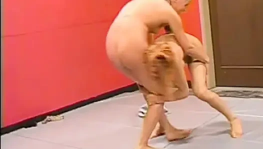 Büyük memeli kızıl sürtük ringde ateşli bir kızla sikişiyor