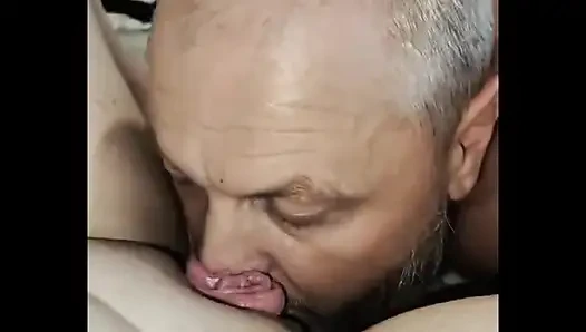 Tatlı bir şekilde ağzından sikişiyor
