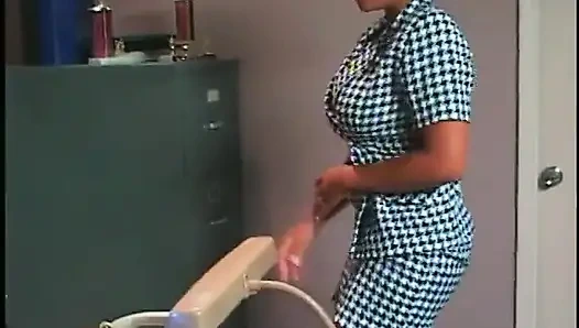 Büyük memeli siyah sekreter patronunu masasında sikmesi için baştan çıkarıyor