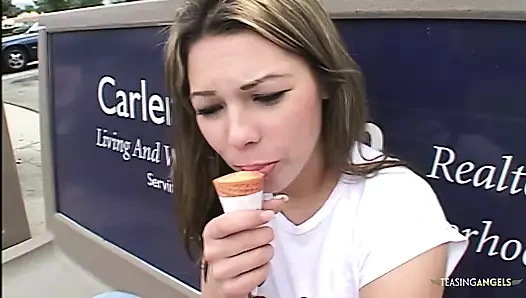 Genç tatlılar büyük yarağının tadına bakmak için istekli