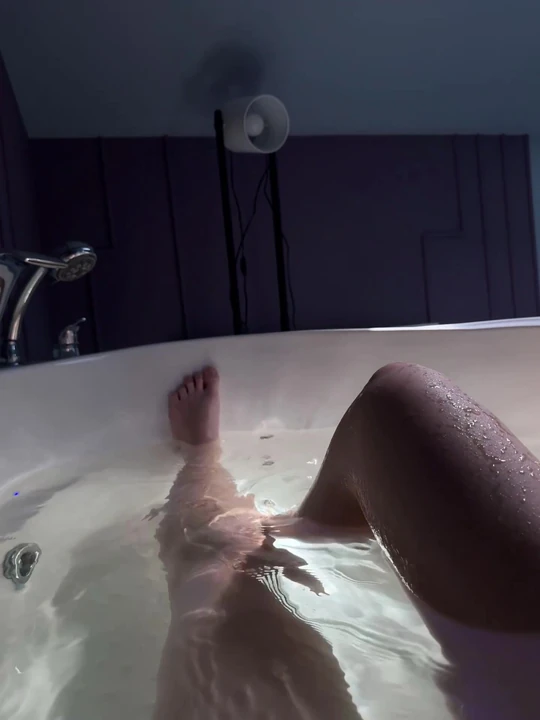 Большие ноги в ванной