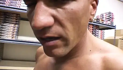 Büyük siyah yarağı seven siyah amcık için memeyle muamele