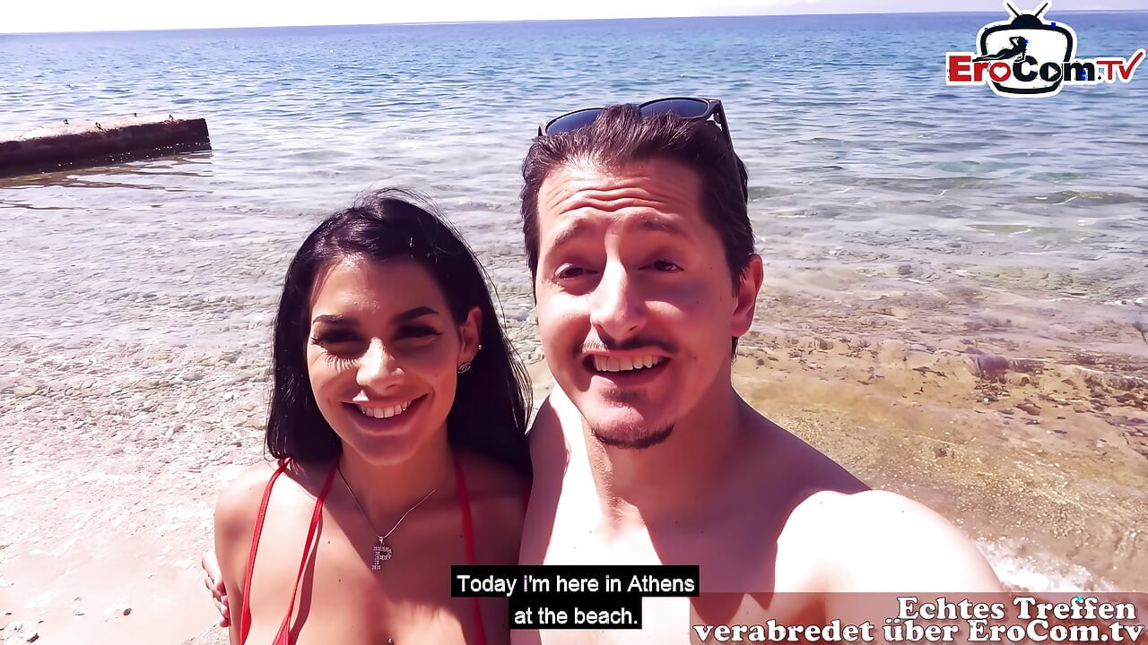 Alman turist tatilde 2 latini sahilde çekiyor