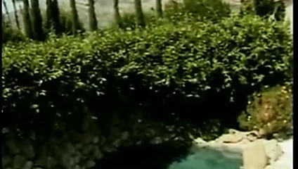 Esmer ile güzel raf gets ona sulu kedi parmaklı tarafından havuz