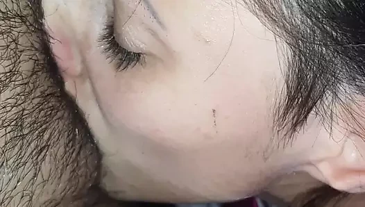 Kız arkadaşımın sikilmesini izliyorum ve sonra kız arkadaşım boşalmama yardım ediyor - lezbiyen illüzyon