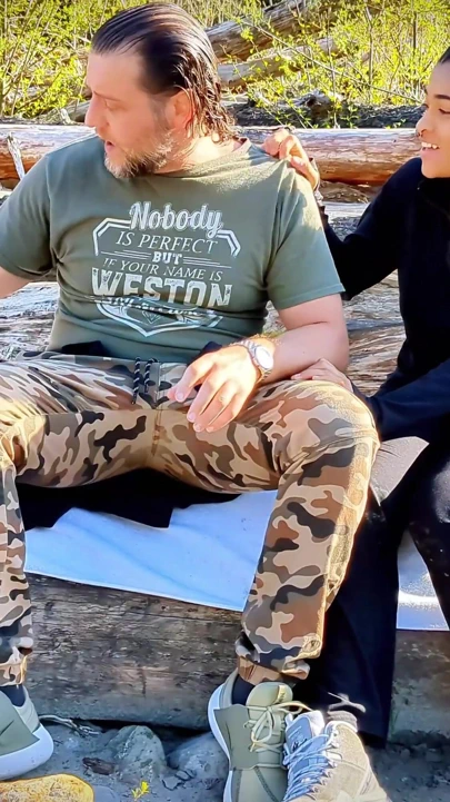 "Simone Ryder yürüyüş yapıyor ve bir ayıdan koşuyor. Rick Ruff'u yardım için buluyor! Bölüm 1"