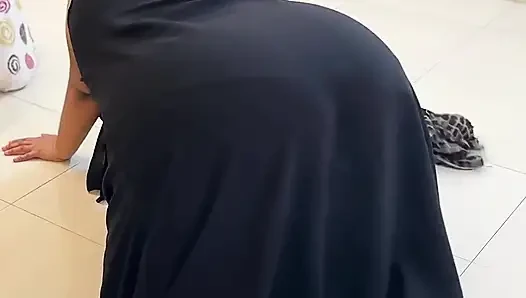 Arap büyük götlü Suudi otel hizmetçisi yatakta mastürbasyon yaparken odamı temizliyor!