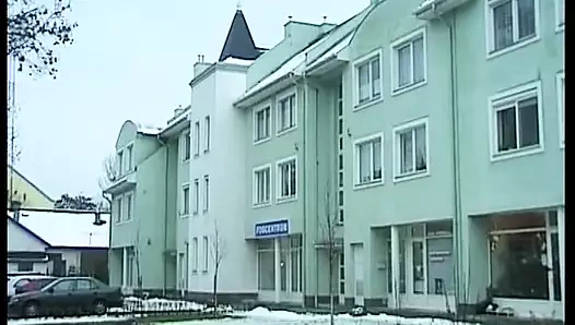 Olgun bir Alman kızıl saçlı bilardo masasında grup seks yapıyor