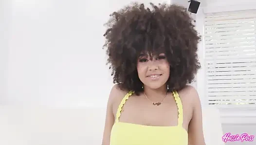 Nina Diaz dildoyla mastürbasyon yaptıktan sonra etli amının damlamasına izin veriyor!