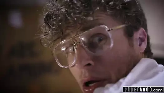 Saf tabu komplo teorisyeni seksi uzaylı kadınla tanışıyor