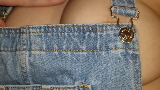 Ateşli bebeğin büyük doğal göğüsleriyle oynuyorum