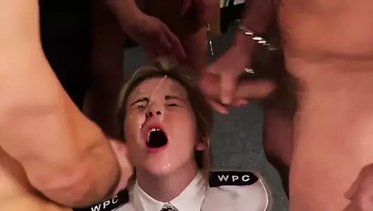 kadın polise boşaltmak